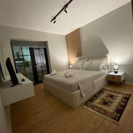 Lucas Downtown Appartement Tirana Buitenkant foto