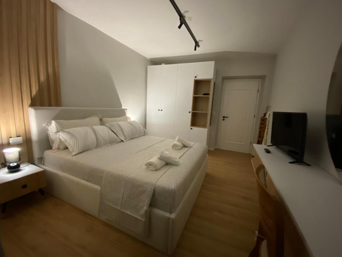 Lucas Downtown Appartement Tirana Buitenkant foto